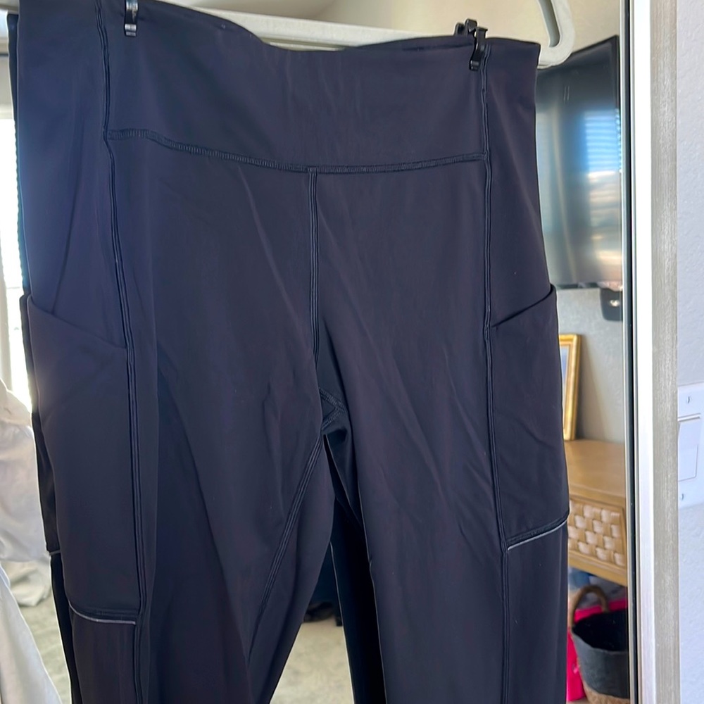 Lululemon leggings 7/8 / size 8 / side and back pocket